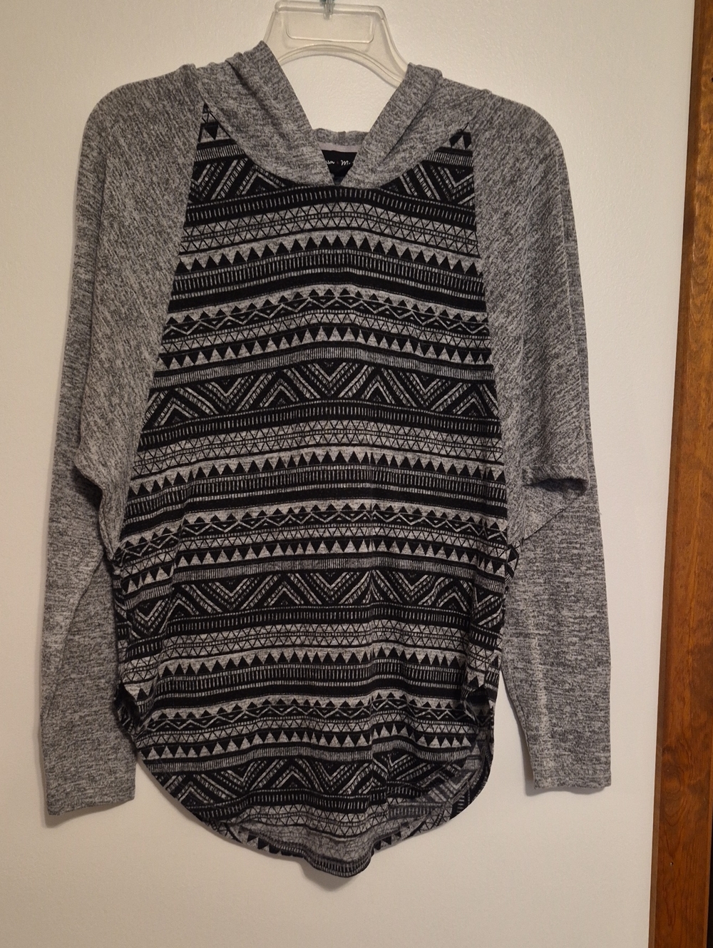 Mason & McKenzie Women's Gray & BlackAztec  Patterned Hooded Sweater SZ M